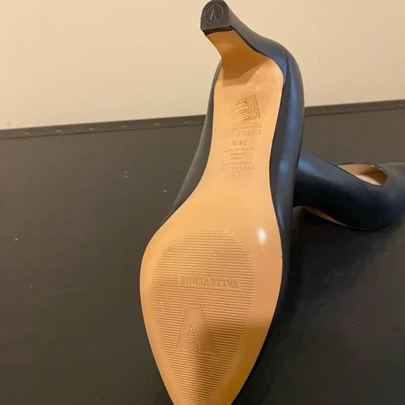Vallaverde Chic Navy Blue Women’s Leather Heels w/ Letter V on Heel, Sz 8-1/2. - Picture 8 of 14